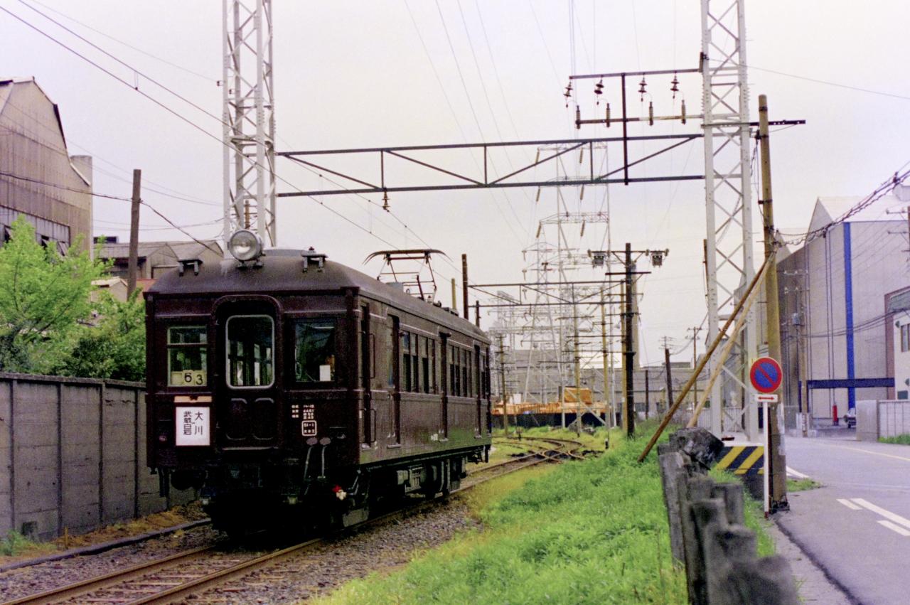 江ノ電連接車、七里ヶ浜の海岸線を走る | EVERYBODY