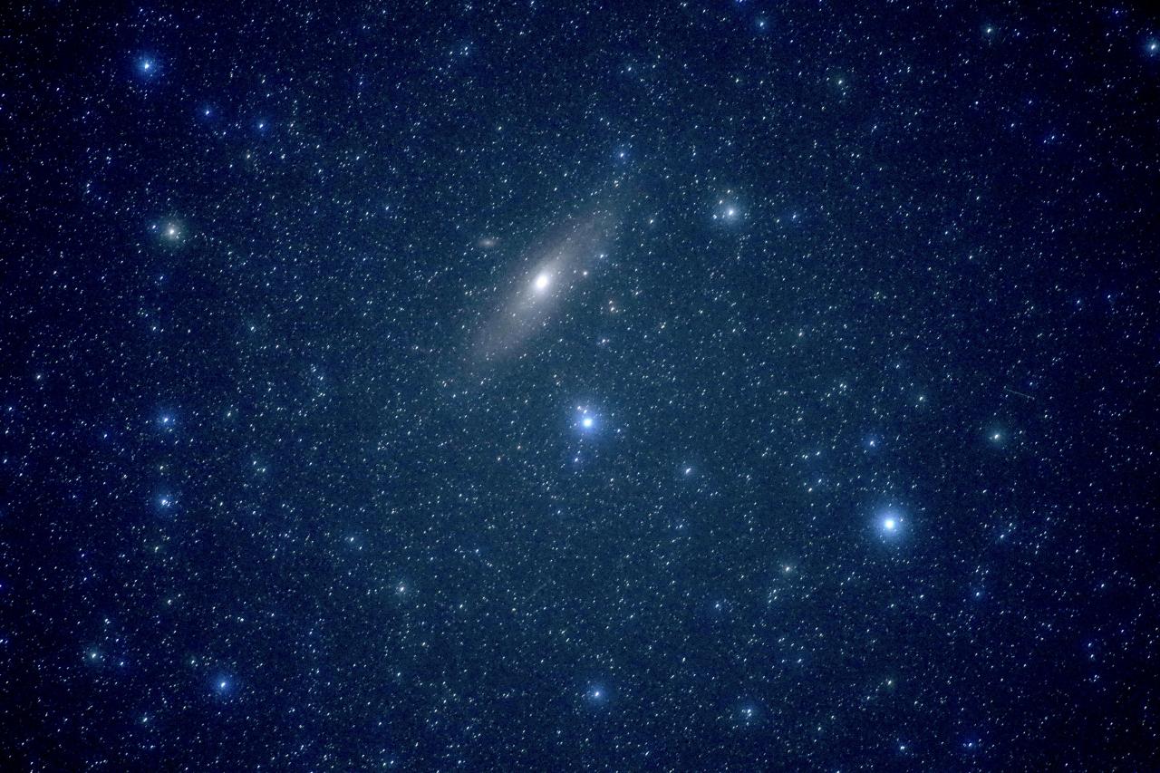 アンドロメダの宝石箱 アンドロメダ銀河と取り巻く星々 Everybody Photographer Com