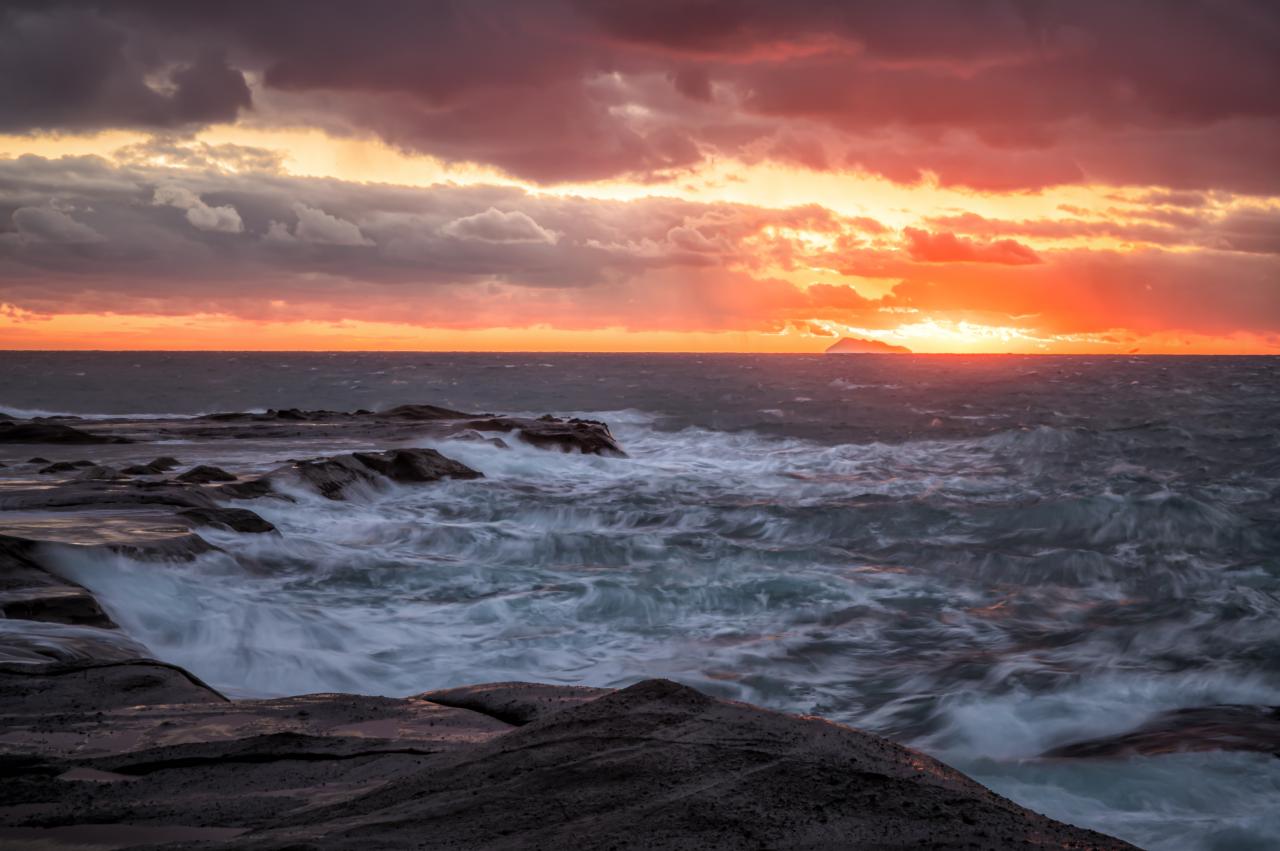 小樽を見守る満月 Everybody Photographer Com