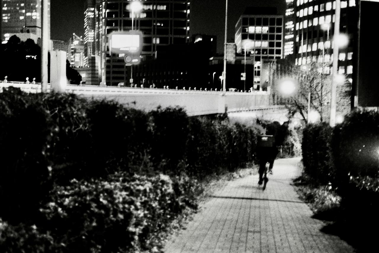 坂を走り去るUber  EVERYBODY×PHOTOGRAPHER.com