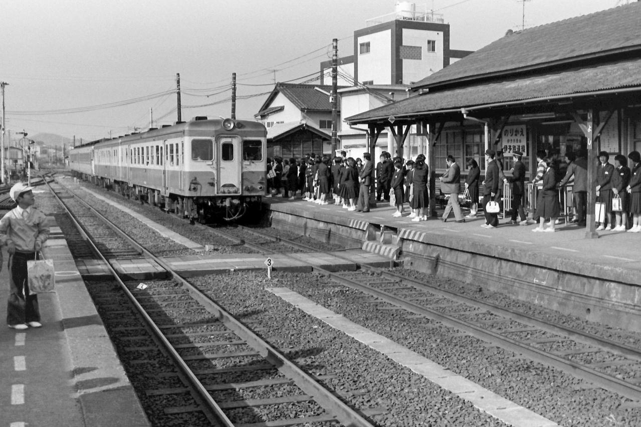 1977冬 磐越西線 徳沢駅 雪のホームで列車を待つ乗客 3 Everybody Photographer Com
