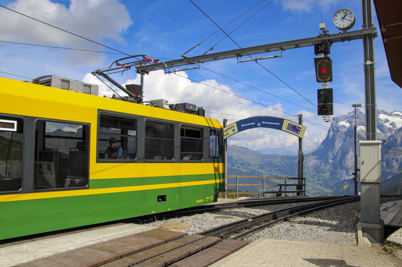 スイス レーティッシュ鉄道アルブラ線(1) トゥージス駅に入線