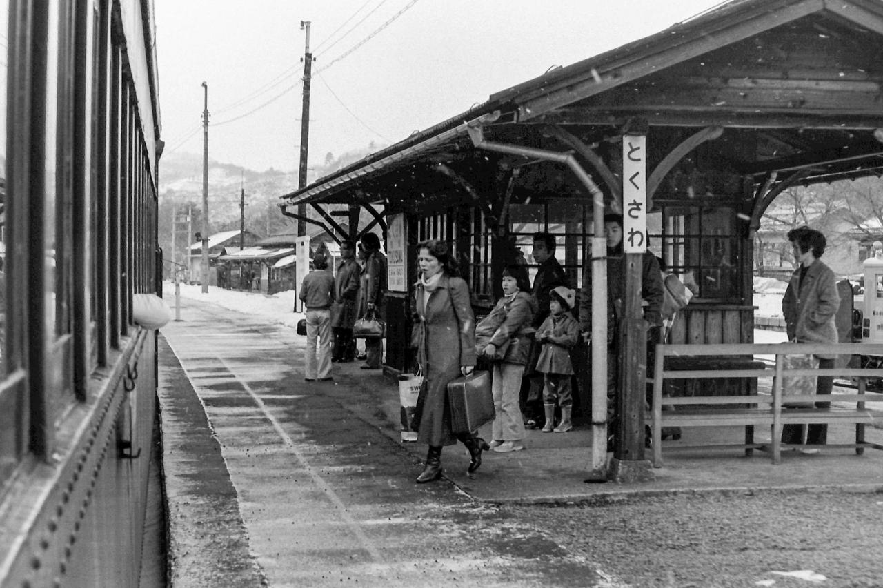 1977冬 磐越西線 徳沢駅 雪のホームで列車を待つ乗客 3 Everybody Photographer Com