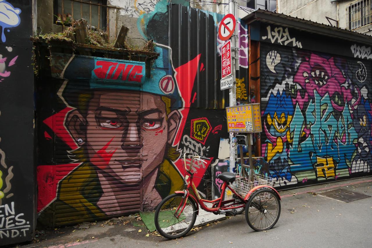 野外露出 落書き 路地裏グラフィティー | EVERYBODY×PHOTOGRAPHER.com