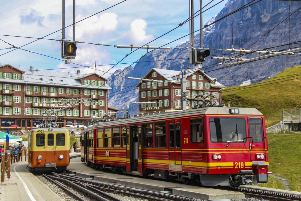 スイス レーティッシュ鉄道アルブラ線(1) トゥージス駅に入線 スイス レーティッシュ鉄道アルブラ線(1) トゥージス駅に入線