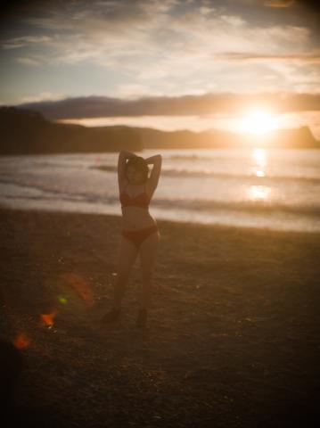 墨　写真掲載分 緑間ゆめか 浜辺 逆光 | EVERYBODY×PHOTOGRAPHER.com