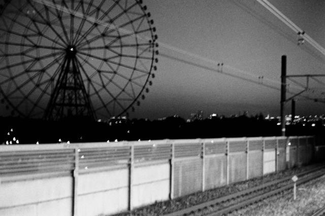 坂を走り去るUber  EVERYBODY×PHOTOGRAPHER.com